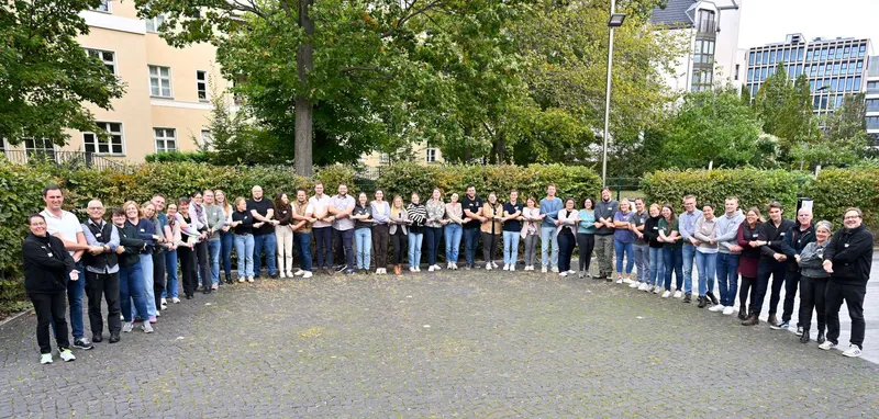 Haupt- und Ehrenamt halten sich an den Händen - draußen.