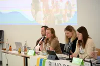 Anne-Kathrin spricht, neben ihr sitzt der Rest des Vorstands