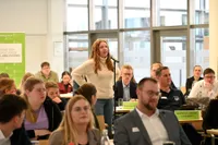 Teilnehmerin spricht am Mikrofon