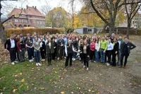 Eine Große Gruppe junger Menschen posiert im Garten