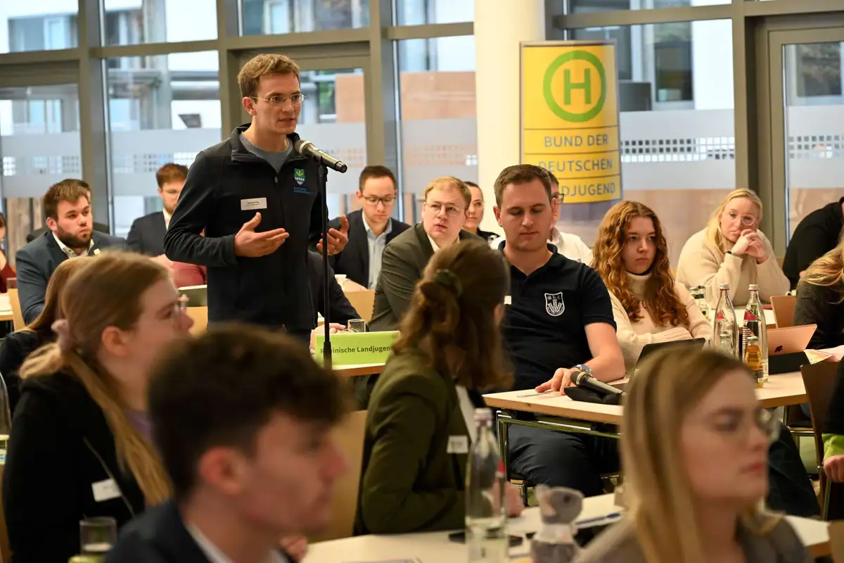 Teilnehmer spricht am Mikrofon