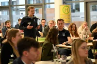 Teilnehmer spricht am Mikrofon