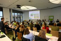 Teilnehmende der Bumi lauschen der Veranstaltung