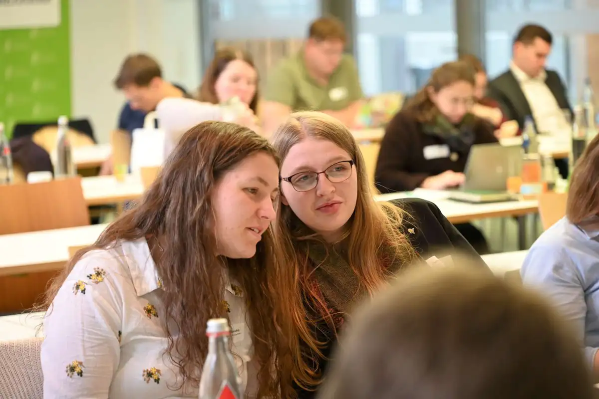 2 Teilnehmende unterhalten sich