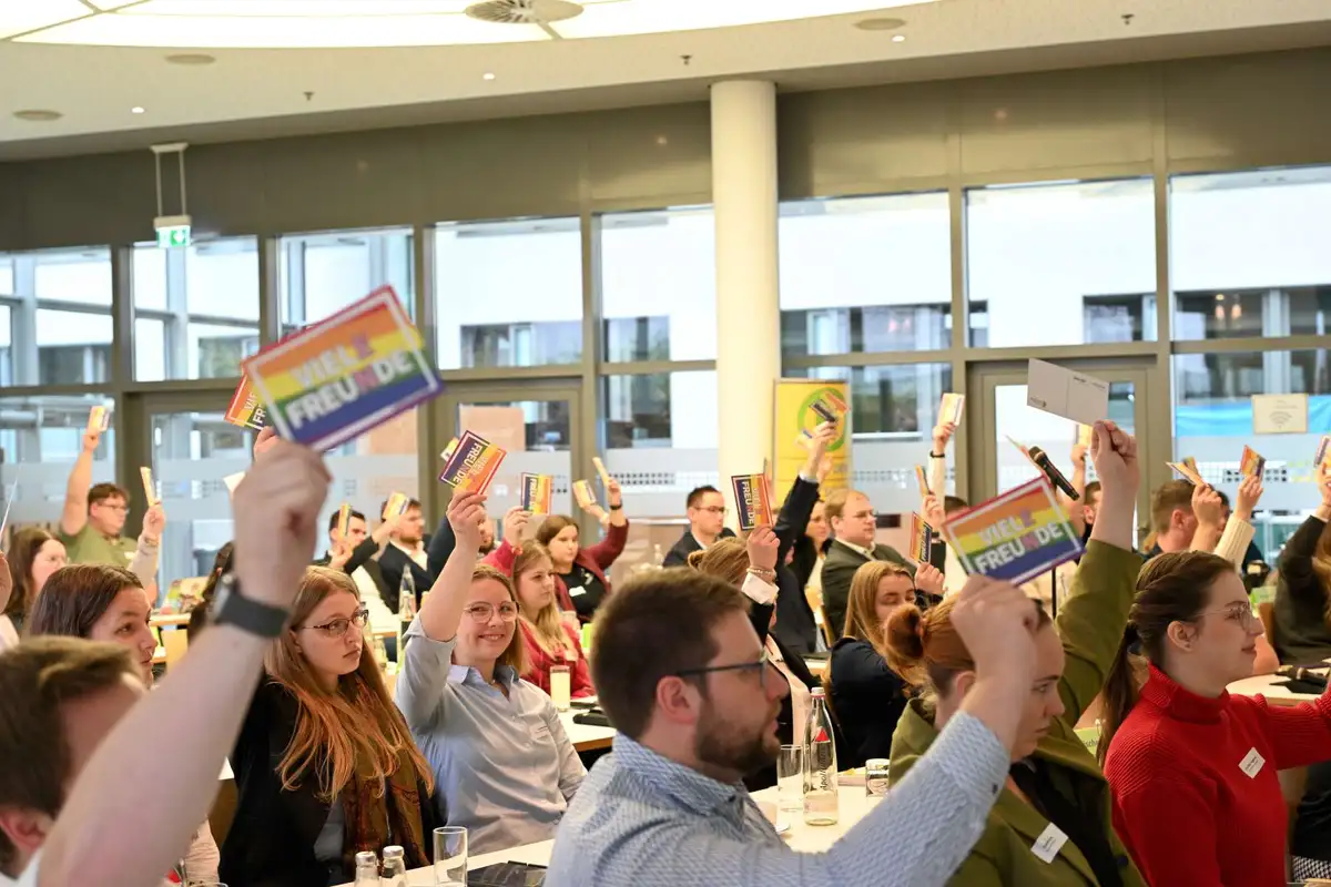 Stimmkarten werden in die Luft gehalten