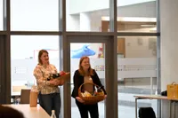 Anne und Maike halten Präsentkörbe