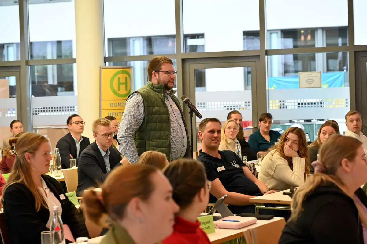 Teilnehmer spricht am Mikrofon