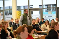 Teilnehmer spricht am Mikrofon