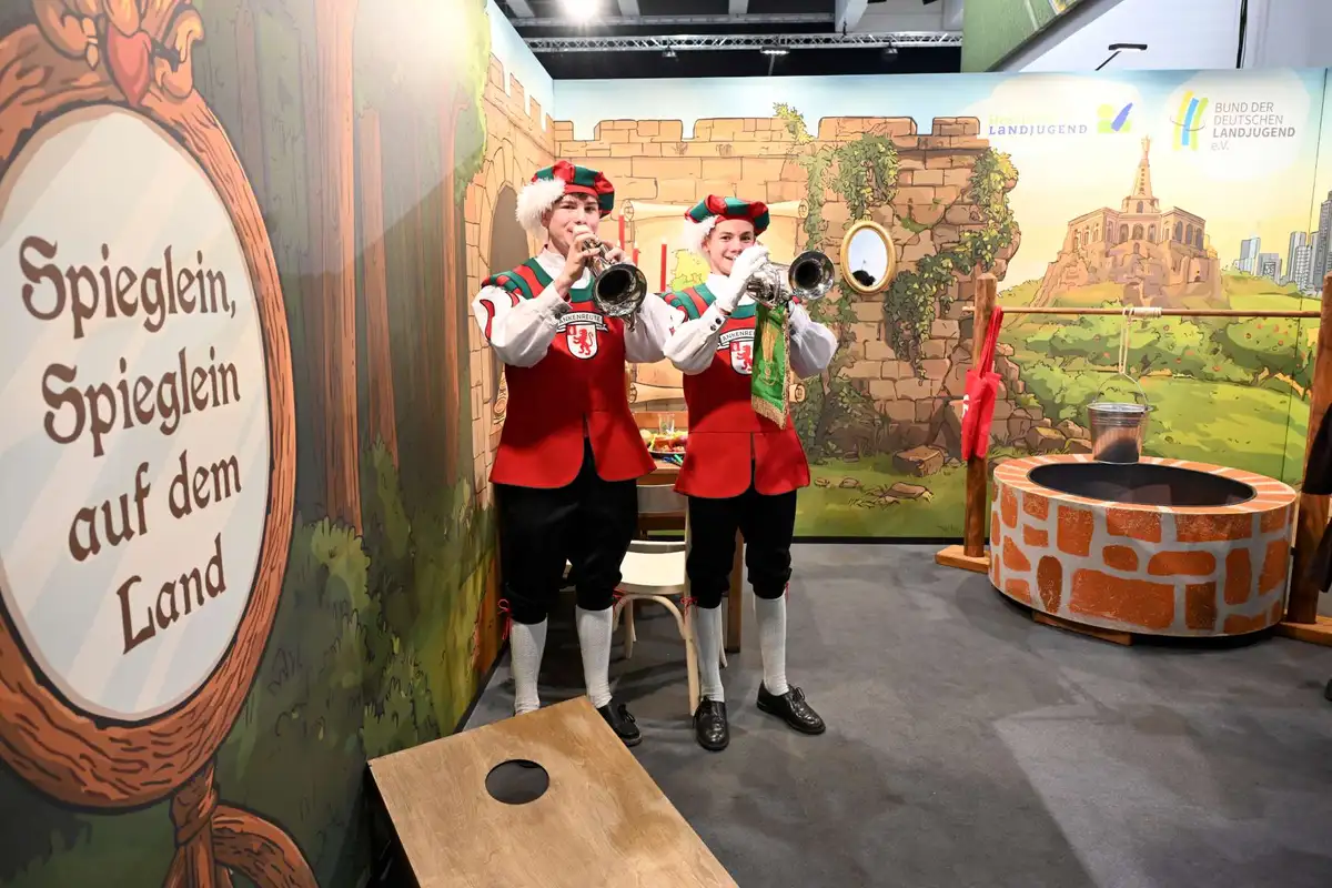 Zwei junge Trompeter spielen