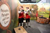 Zwei junge Trompeter spielen