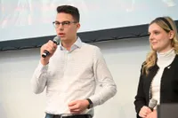 Junge Menschen auf einer Veranstaltung zum Thema Agra- und Jugendpolitik. Sie lächeln, unterhalten sich und tragen T-Shirts mit gemeinsamen Forderungen. Die ...
