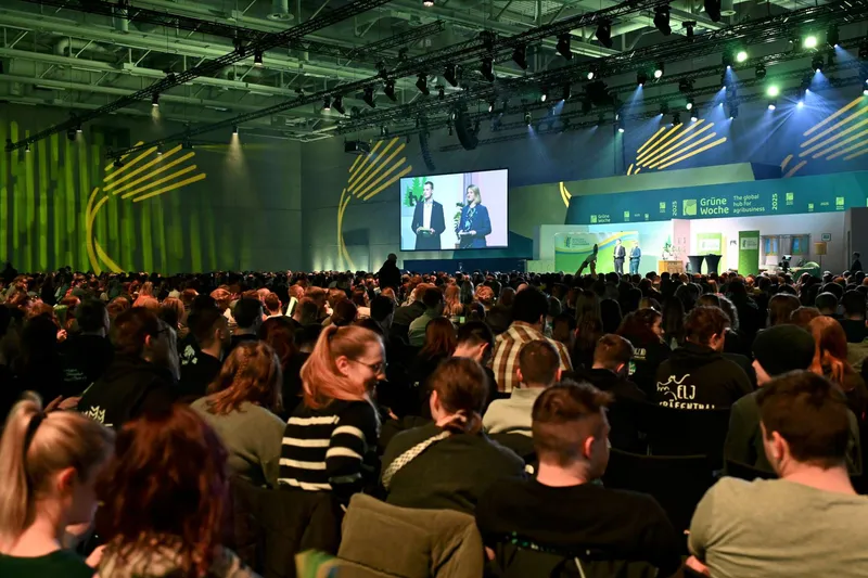 BDL Vorsitzende sprechen vor einer vollen Halle auf der Jugendveranstaltung IGW 25