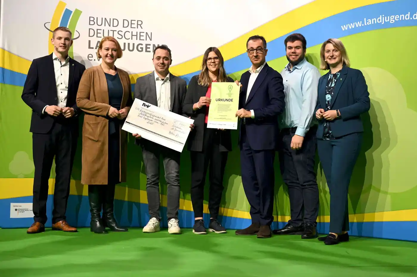 Drei Landjugendverbände aus Baden-Württemberg bei der Preisverleihung mit zwei Minister:innen.