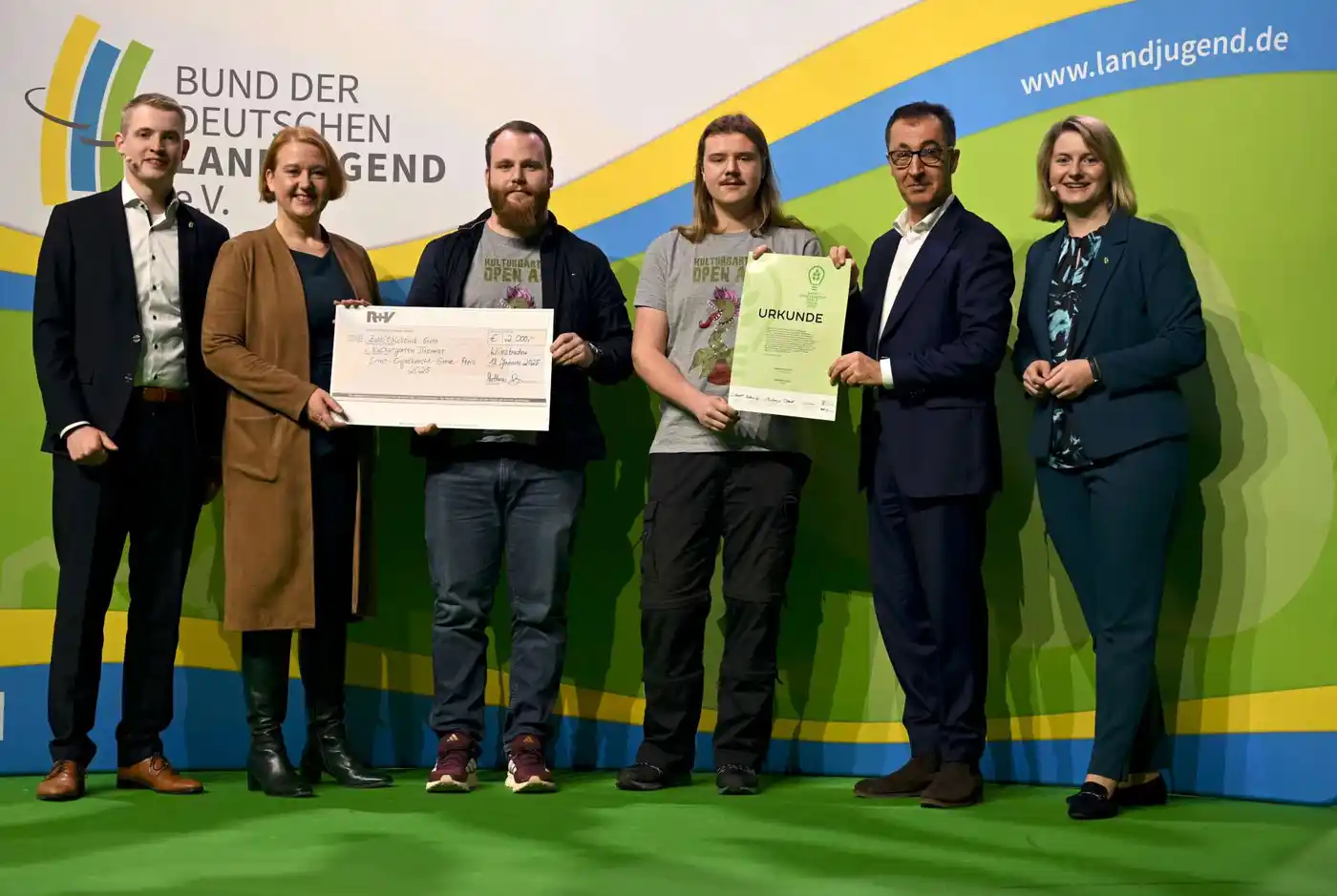 Vertreter vom Kulturgarten Themar bei der Preisverleihung mit zwei Minister:innen.