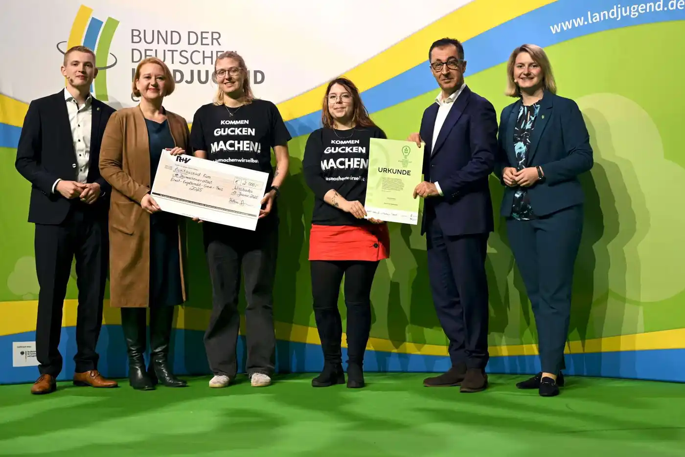 Vertreterinnen der Redaktionsgruppe-#Dasmachenwir bei der Preisverleihung mit zwei Minister:innen.