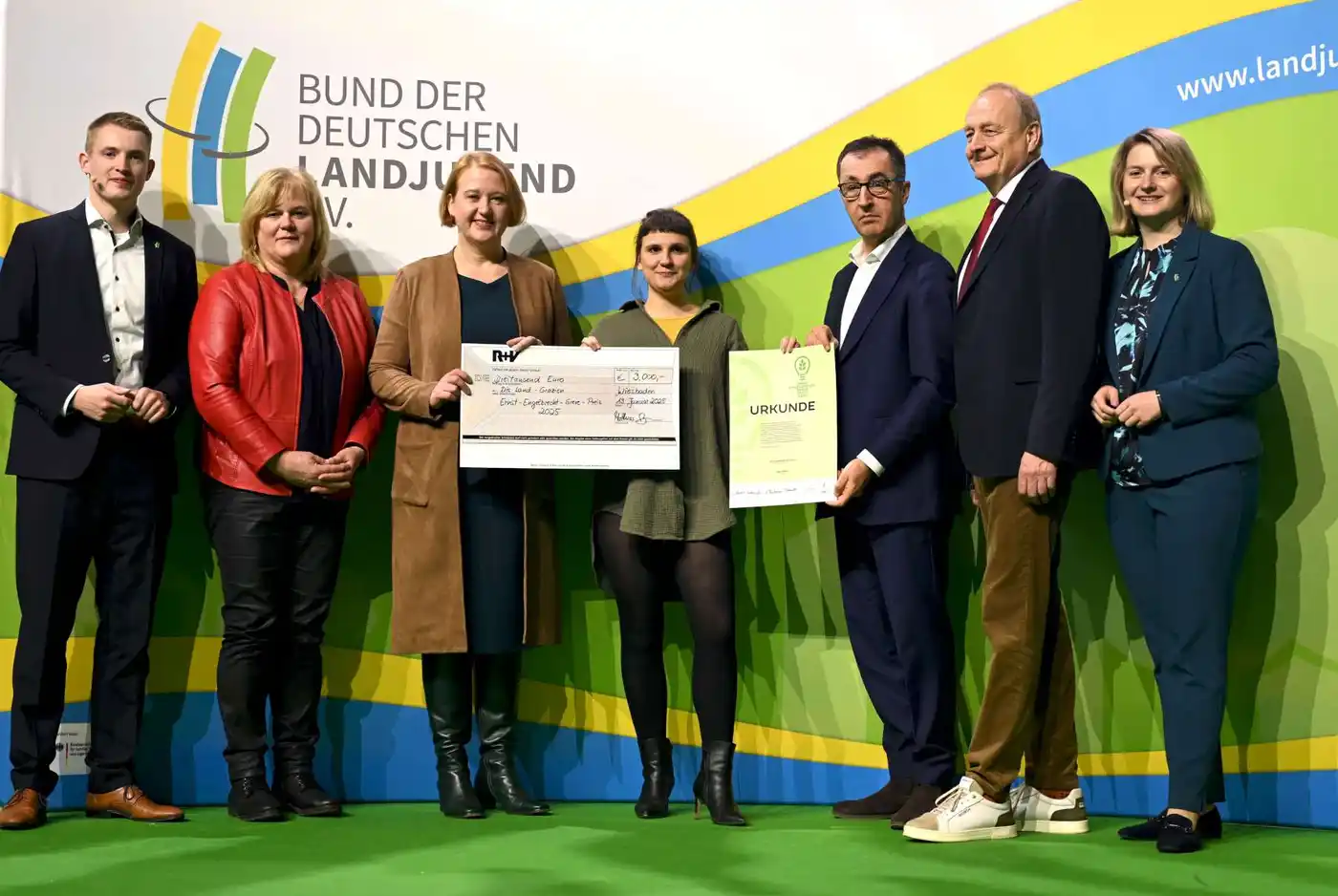 Die Land-Grazien bei der Preisverleihung mit zwei Minister:innen.