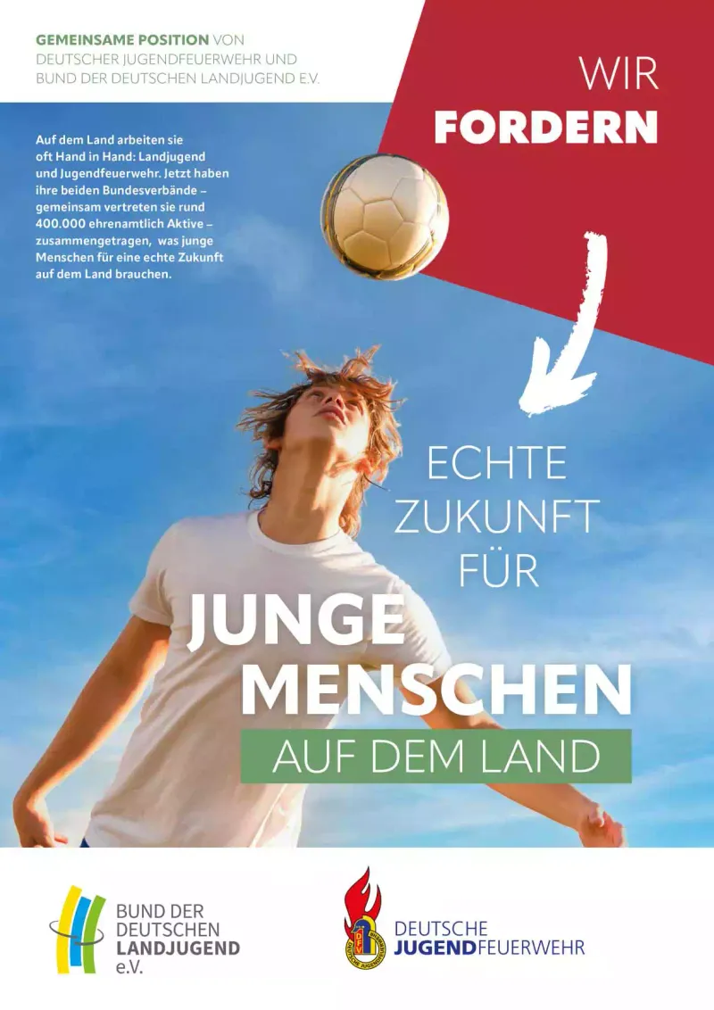BDL-DJF Poster mit dem Slogan "Echte Zukunft für junge Menschen auf dem Land".  Junge Menschen spielen begeistert Sport und haben Spaß mit einem Ball. Das Po...