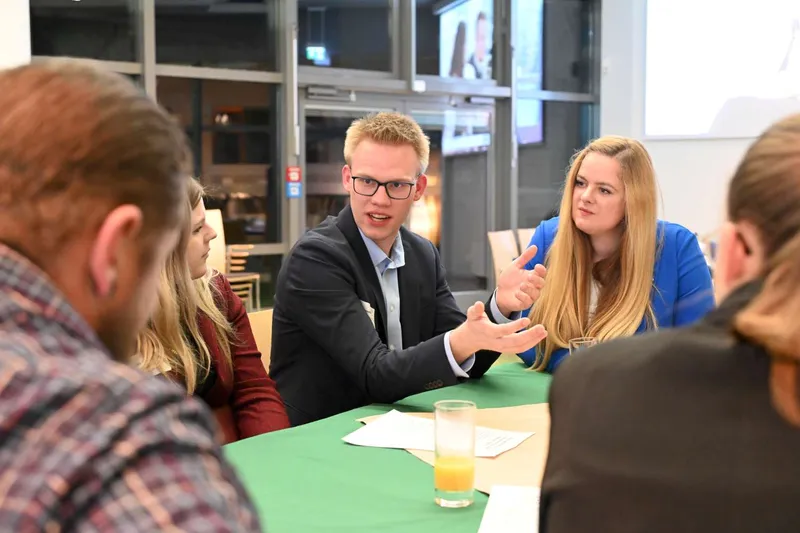 Junglandwirt argumentiert beim Parlamentarischen Abend des BDL,