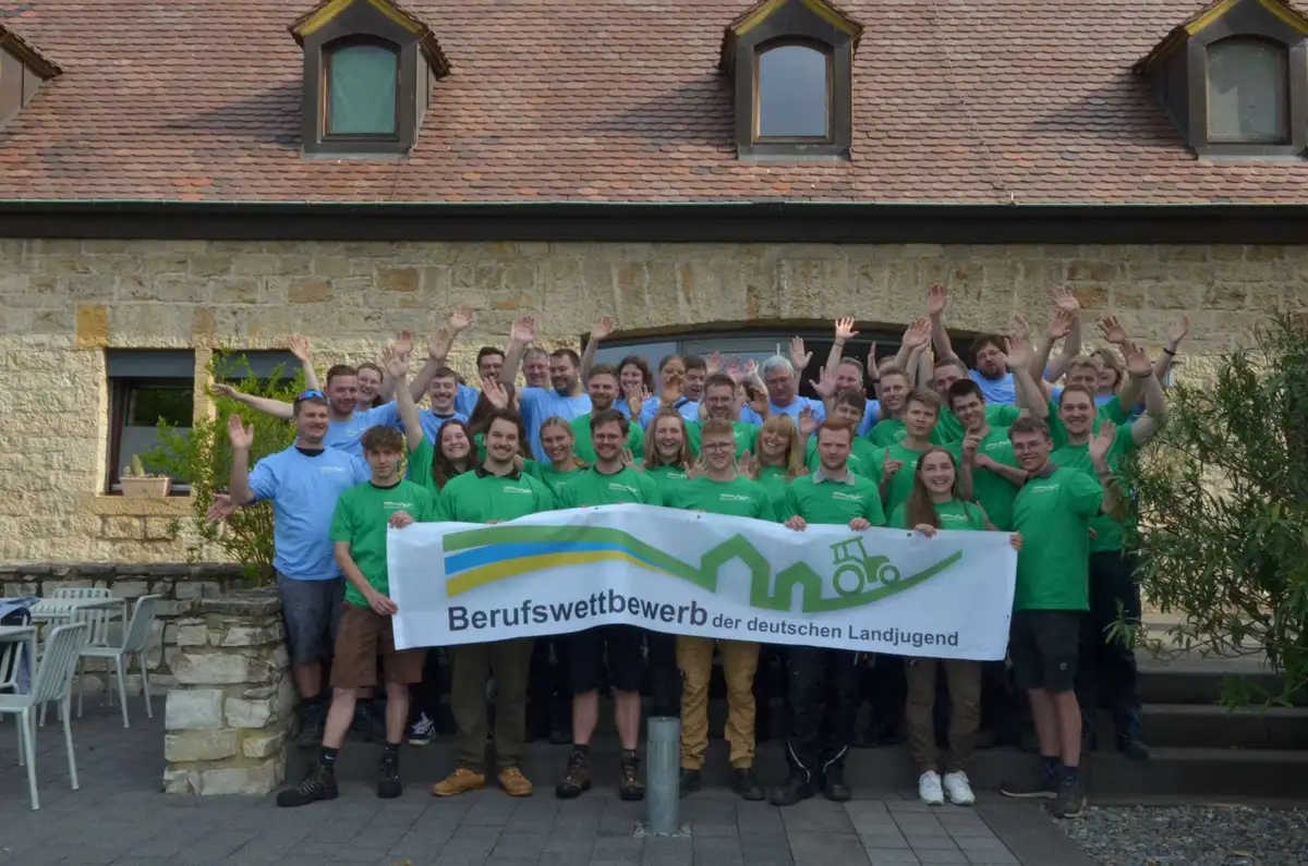 Eine Gruppe lachender Teilnehmenden in Ihringen