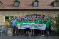 Eine Gruppe lachender Teilnehmenden in Ihringen