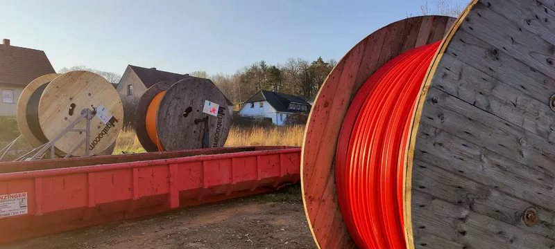 Breitbandkabel auf großen Rollen