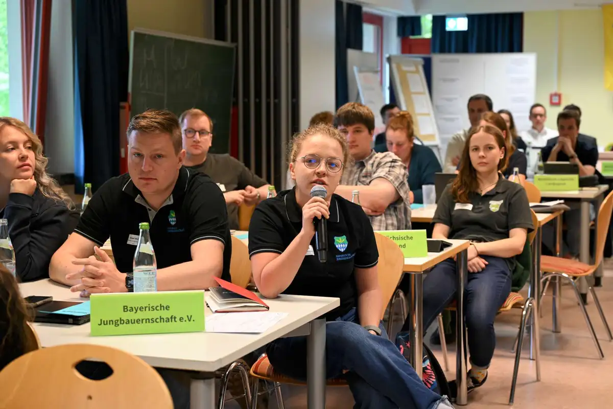 Eine Landjugendliche der Bayerischen Jungbauernschaft spricht