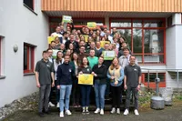 Gruppenfoto der Bumi Teilnehmenden mit verschiedenen Plakaten