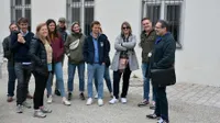 Eine Gruppe steht lachend und abwartend auf einer Straße