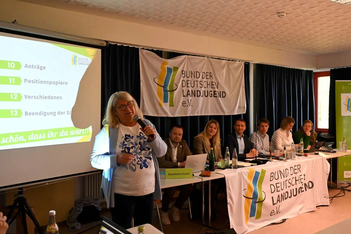 Eine Frau spricht vor einer Präsentation