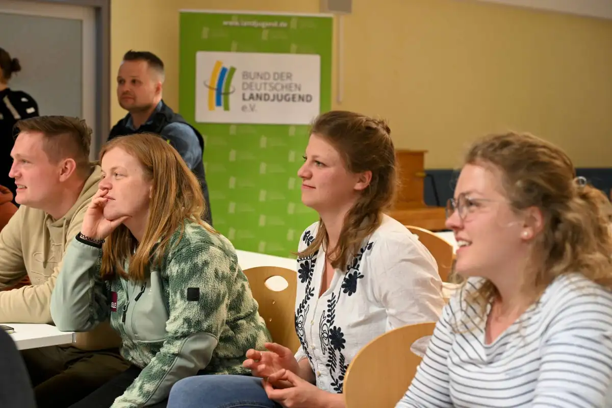 Landjugendliche lauschen einer Vorstellung