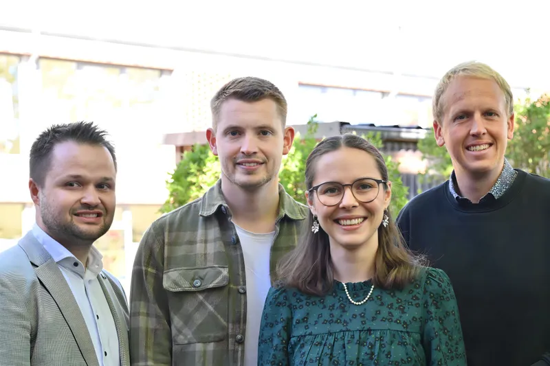 Drei junge Männer und eine junge Frau schauen dich direkt, neugierig und offen an. Das ist der aktuelle Bundesvorstand des BDL.