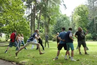Französische und deutsche Jugendliche verständigen sich beim Tandem-Sprachkurs auch beim Spaß und Spiel