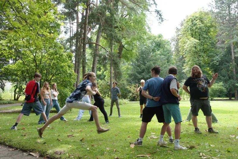 Französische und deutsche Jugendliche verständigen sich beim Tandem-Sprachkurs auch beim Spaß und Spiel