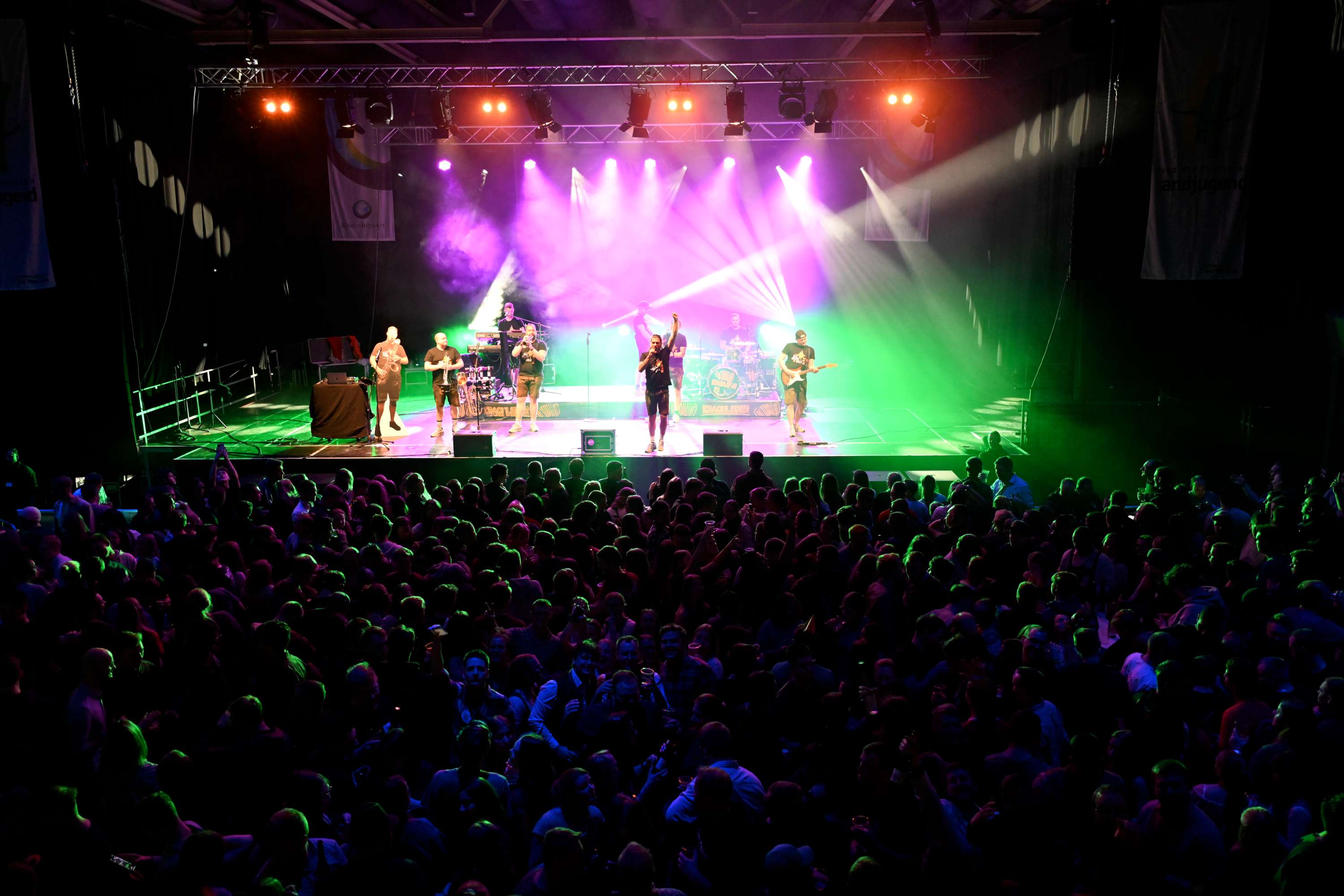 Mit der Partyband, die Hallen füllt