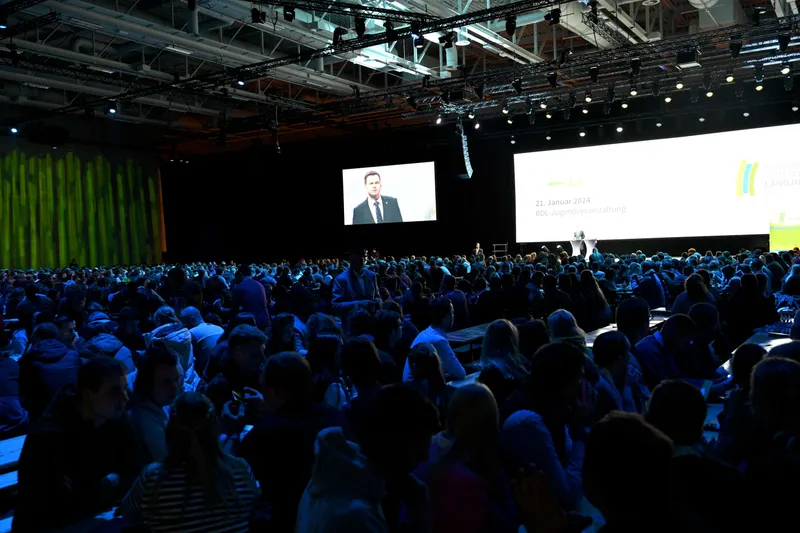 Grüne Woche: CityCube Berlin voll Tausender Landjugendlichen mit Blick auf die Bühne
