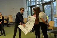 Drei Landjugendliche beratschlagen, was von ihren politischen Forderungen am meisten bringt