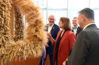 Landjugend mit Schleswig-Holsteiner Erntekrone und dem Vorsitzenden des LEH-Bundestagsausschusses im Sitzungssaal.