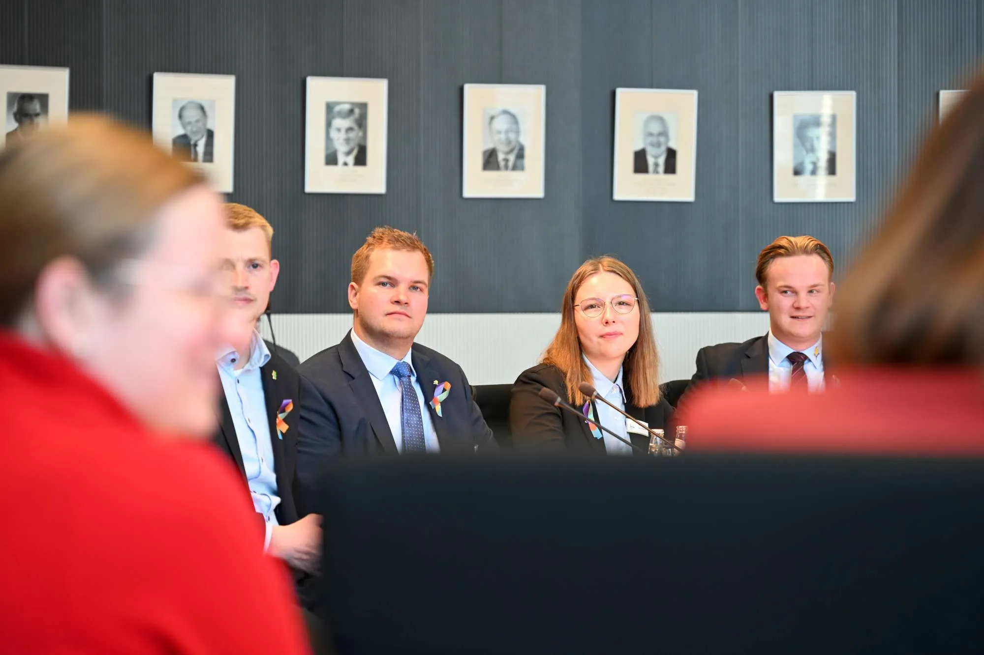Landjugend mit Schleswig-Holsteiner Erntekrone und dem Vorsitzenden des LEH-Bundestagsausschusses im Sitzungssaal.