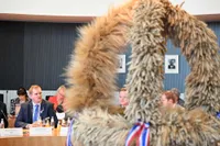 Landjugend mit Schleswig-Holsteiner Erntekrone und dem Vorsitzenden des LEH-Bundestagsausschusses im Sitzungssaal.