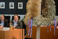 Landjugend mit Schleswig-Holsteiner Erntekrone und dem Vorsitzenden des LEH-Bundestagsausschusses im Sitzungssaal.