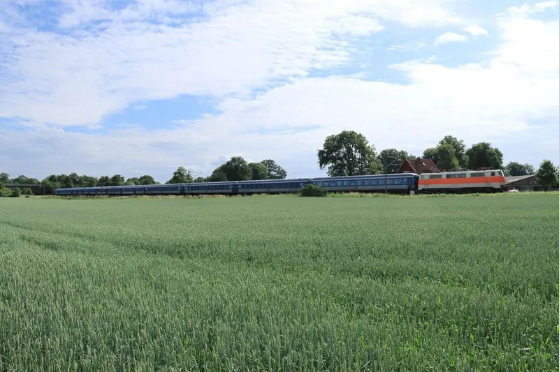 Der Sonderzug fährt quer durch Felder und durch die Republik