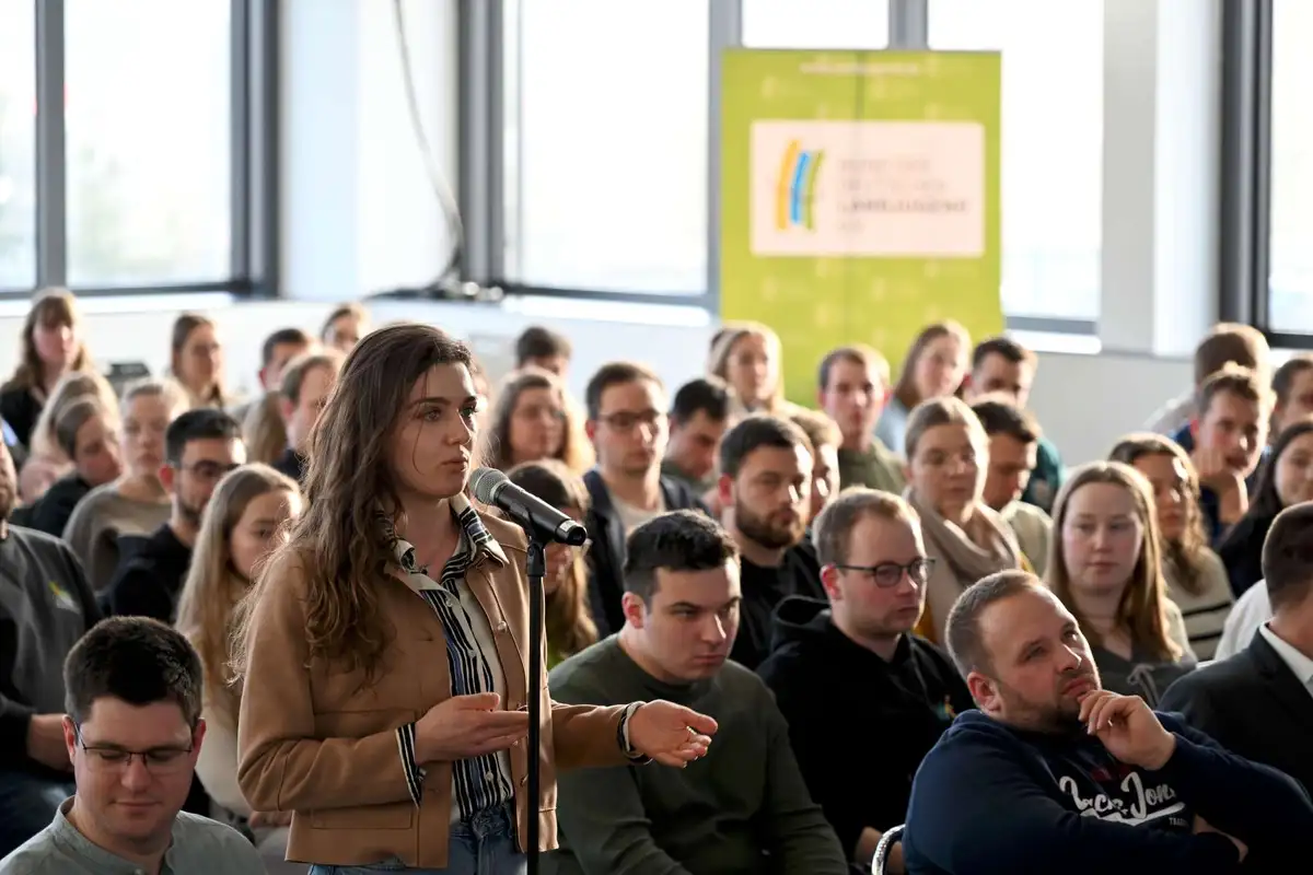 Junge Frau beim BDL-DBV-Junglandwirt:innen-Kongress auf der Grünen Woche am Mikrophon