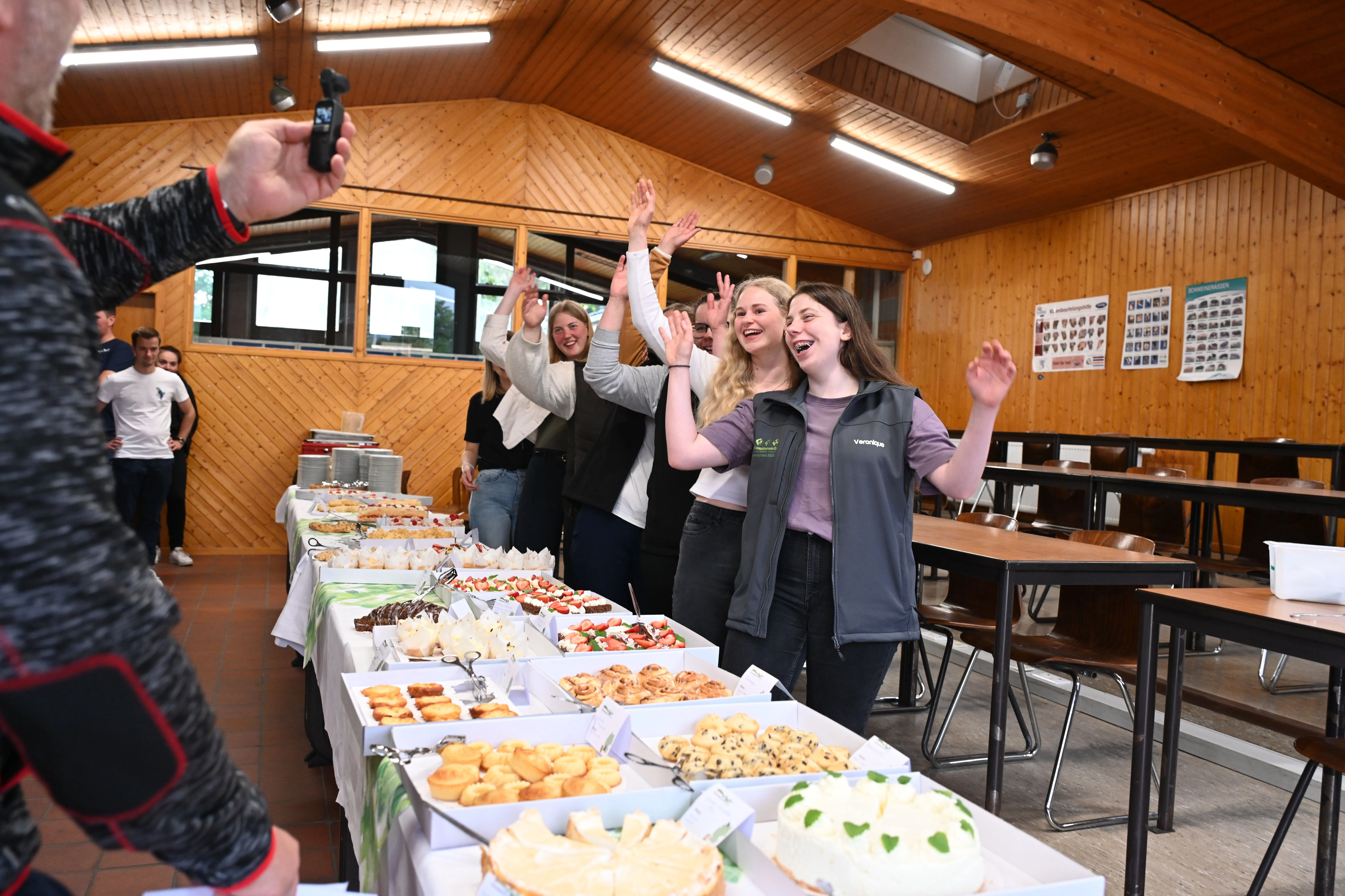 Hauswirtschafterinnen vor ihrem Buffet