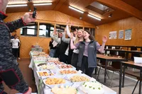 Hauswirtschafterinnen vor ihrem Buffet