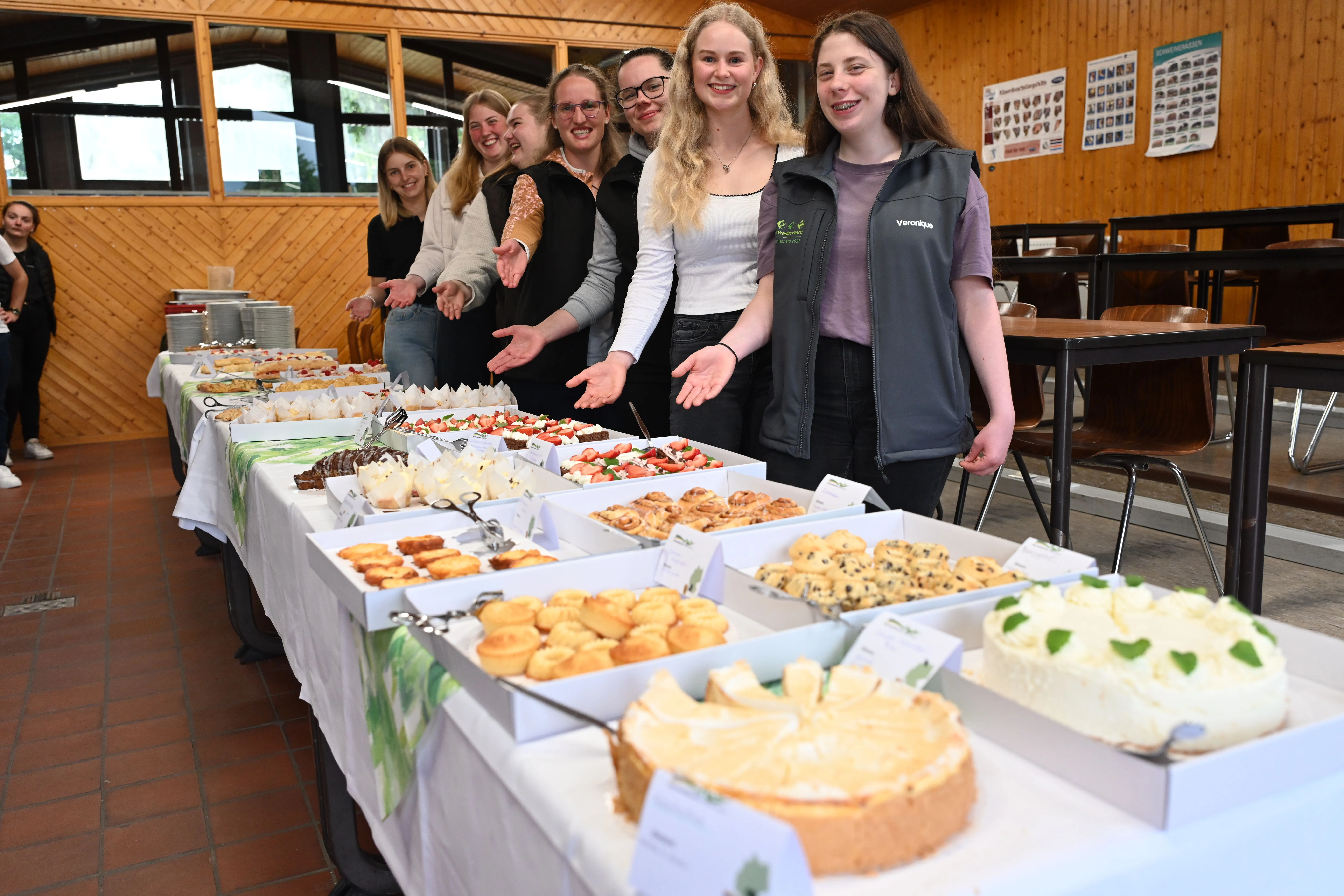 Hauswirtschafterinnen vor ihrem Buffet