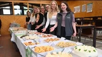 Hauswirtschafterinnen vor ihrem Buffet