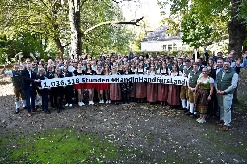 Landjugend feiert gewonnene Wette mit der Ministerin