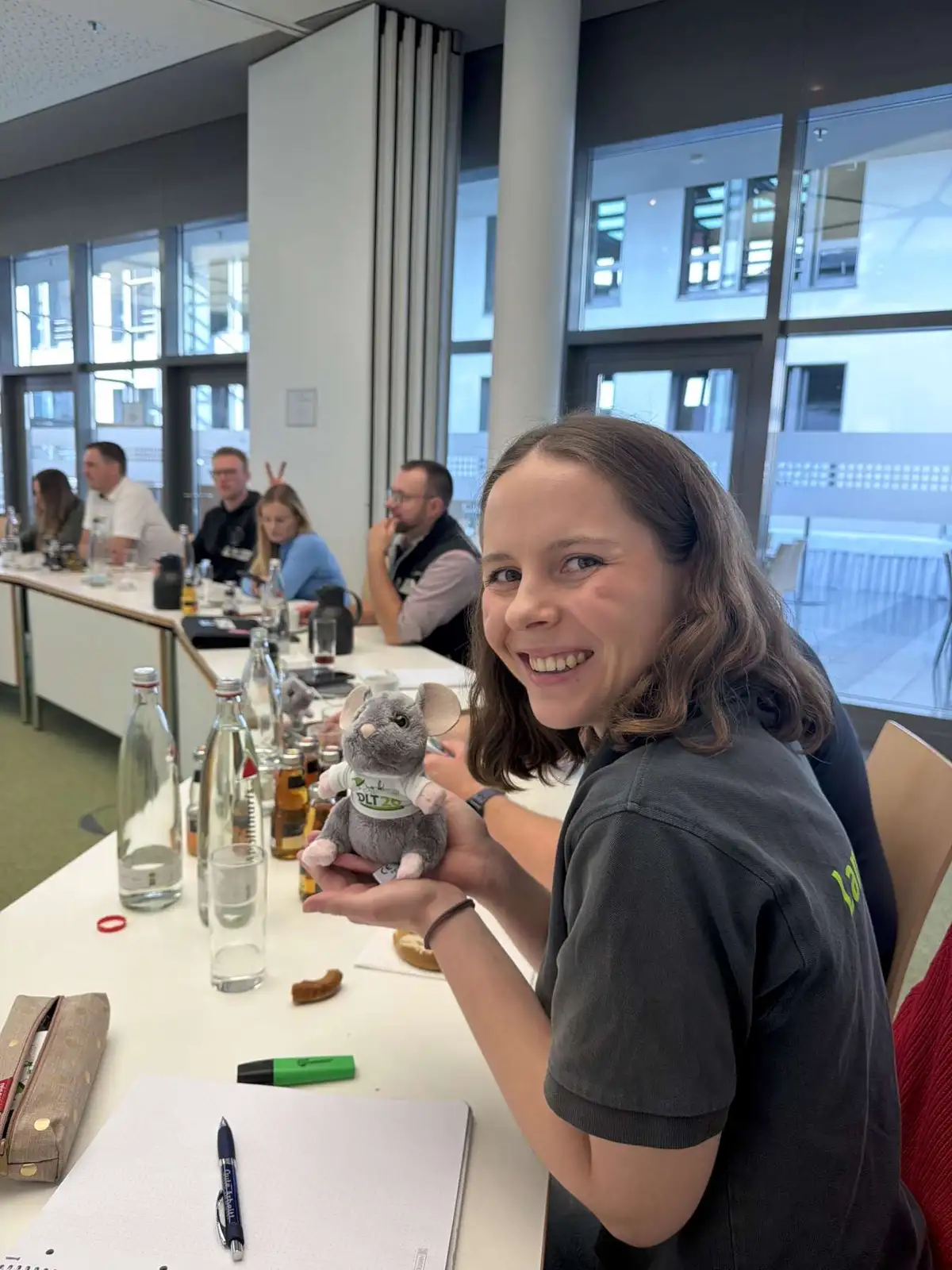 Teilnehmerin hält eine Plüschratte mit dem Logo des Landjugendtags 2026