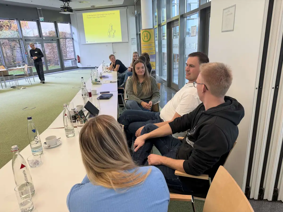 4 Teilnehmende unterhalten sich