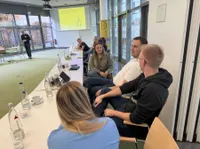 4 Teilnehmende unterhalten sich